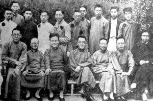 1937年北京大学中文系毕业生合影上的郑天挺（前排右三）