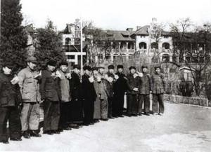 1951年山东大学与华东大学合校成功庆祝大会主席团合影