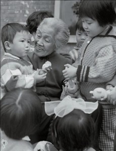 林巧稚和首都医院托儿所的儿童合影（1979）