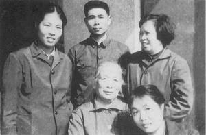 与家人合影(70年代)